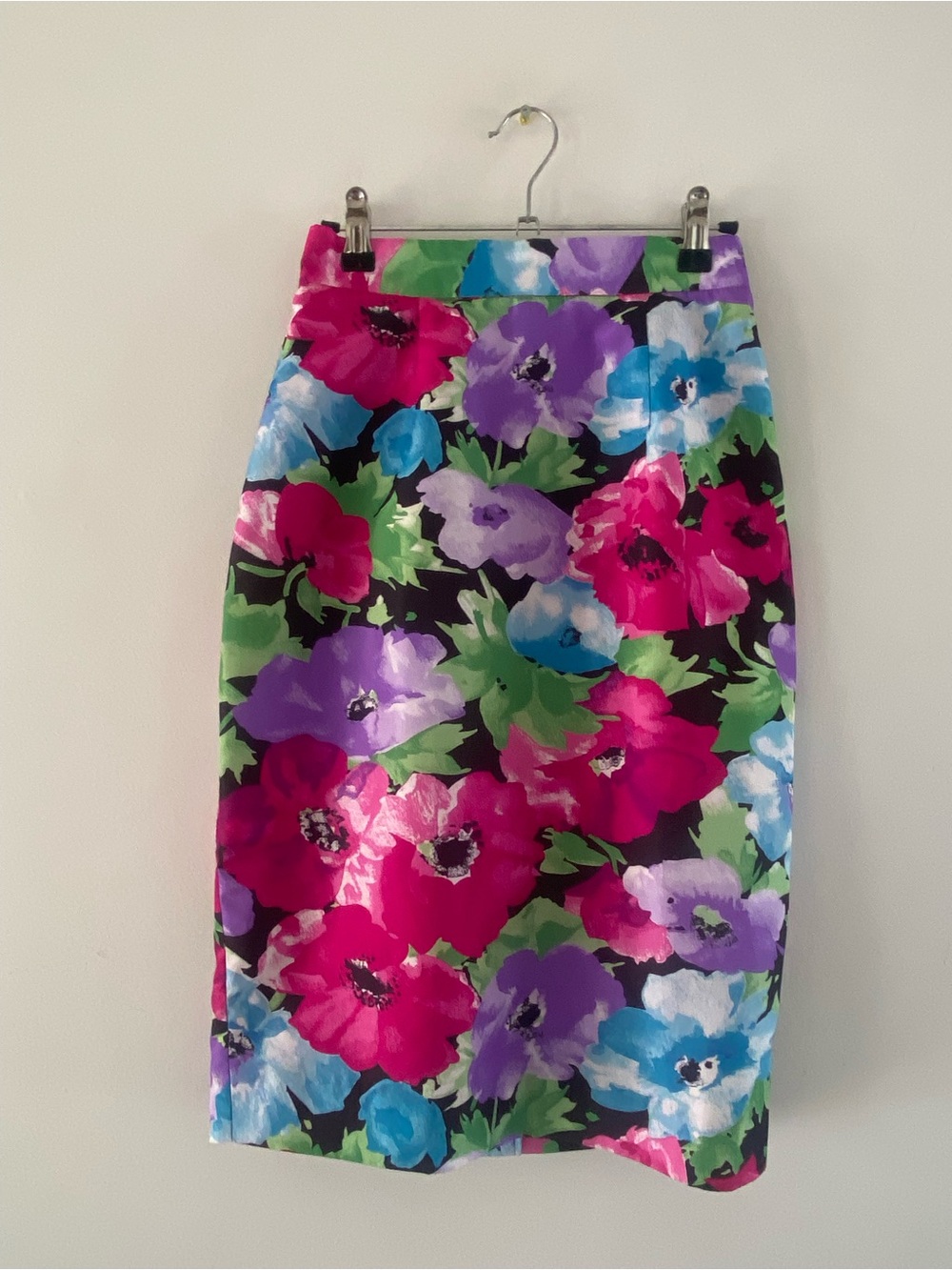 Vintage Vibrant Floral Pencil Skirt in Multi-Color